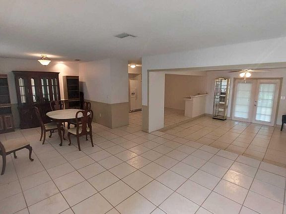 3rd image of 240 NW Airoso Blvd