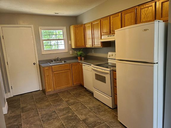 5th image of 1944 Chaucer Dr APT D