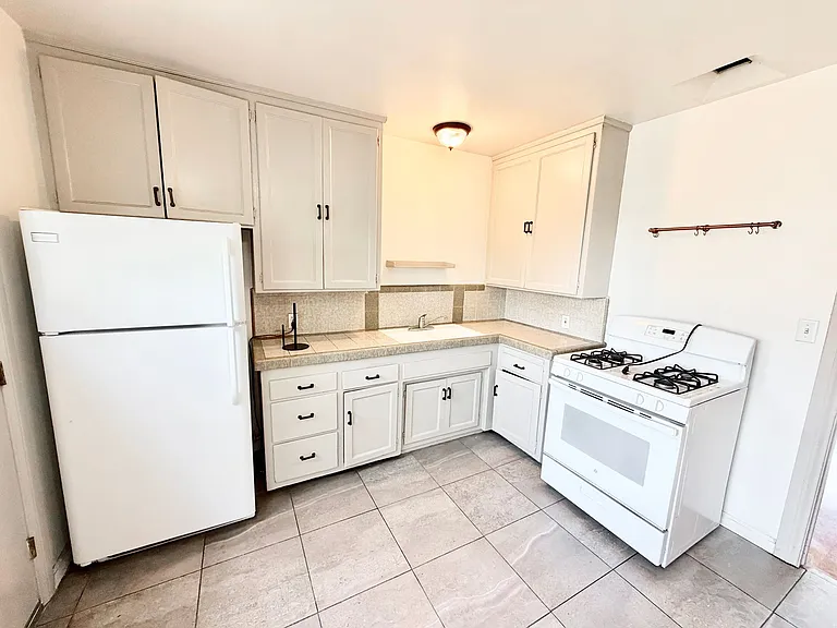 6100 Glen Alder St — Photo 17