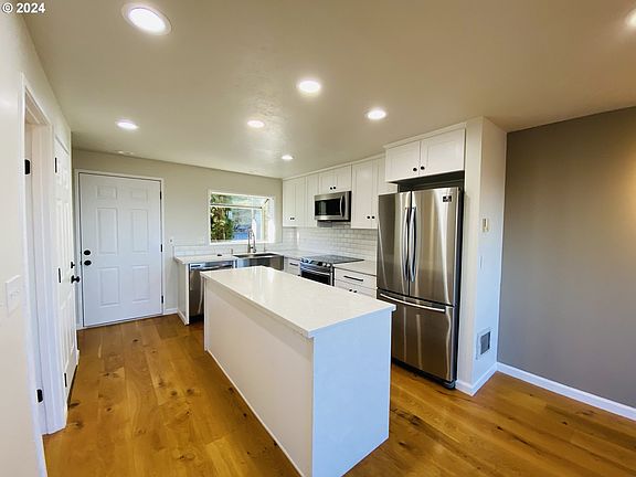 3rd image of 3433 McNary Pkwy #505