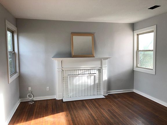Spacious Living room w/mantle & hardwood flooring