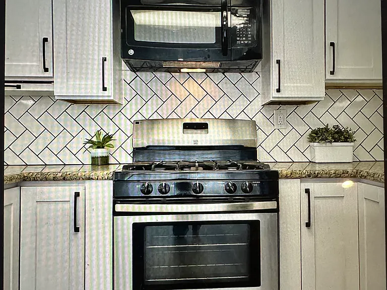 1894 Woodside Dr — Photo 3