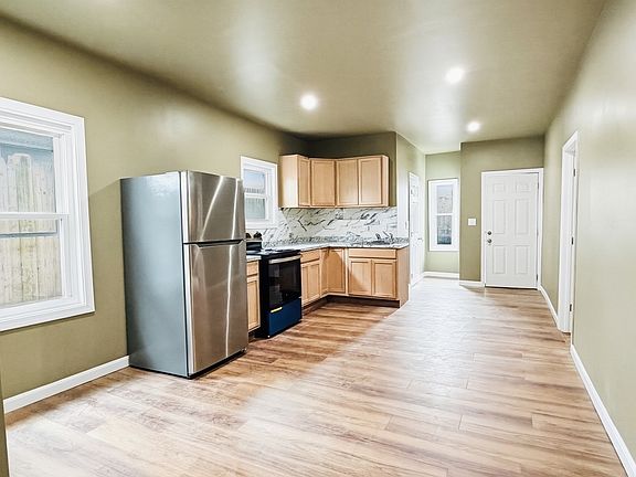 5th image of 579 Bay St #1R