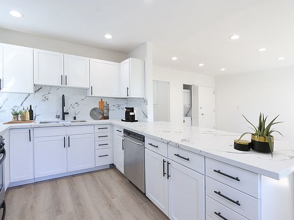 5th image of 943 Westbourne Dr APT 3