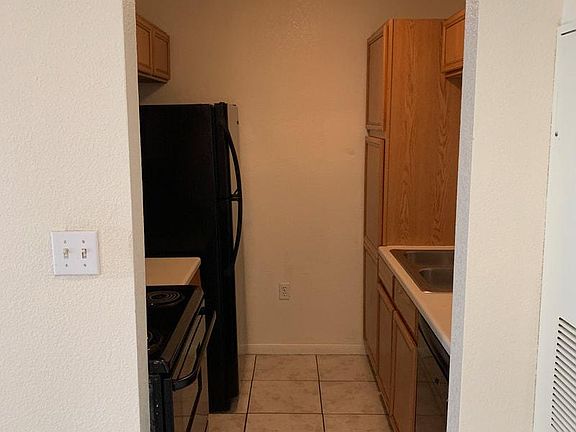 4th image of 1070 Orange St #3