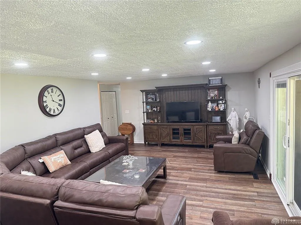 3 bed, 2.0 bath, 1581 sqft, $2,300 — Photo 2
