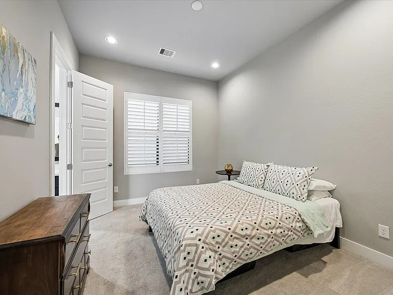 2410 Couch St — Photo 13