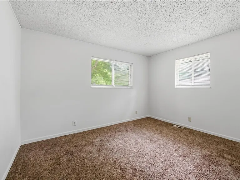 809 - 811 Riverside Rd — Photo 11