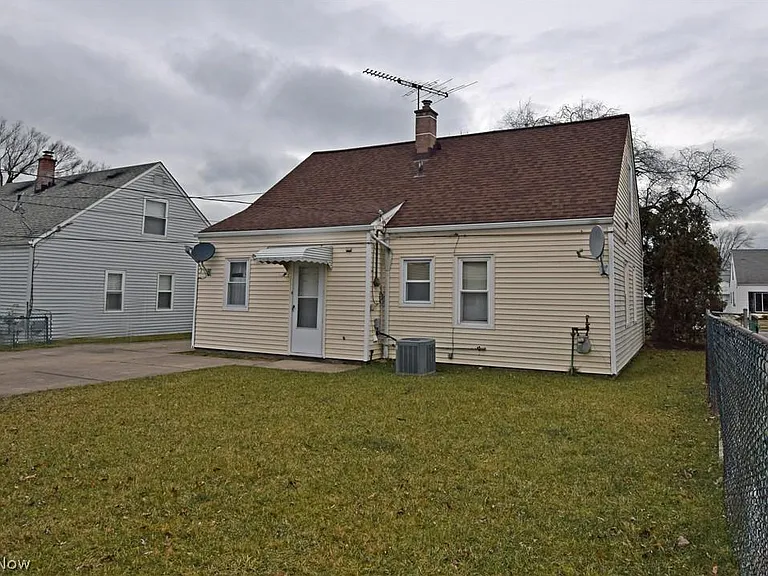 27050 Drakefield Ave — Photo 21