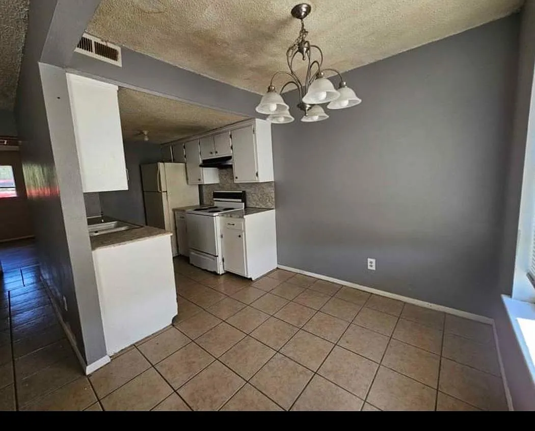 Building Photo - 4415 Yorkshire Dr #3