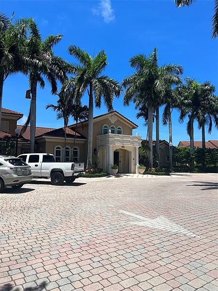 1st image of 903 Villa Cir #903