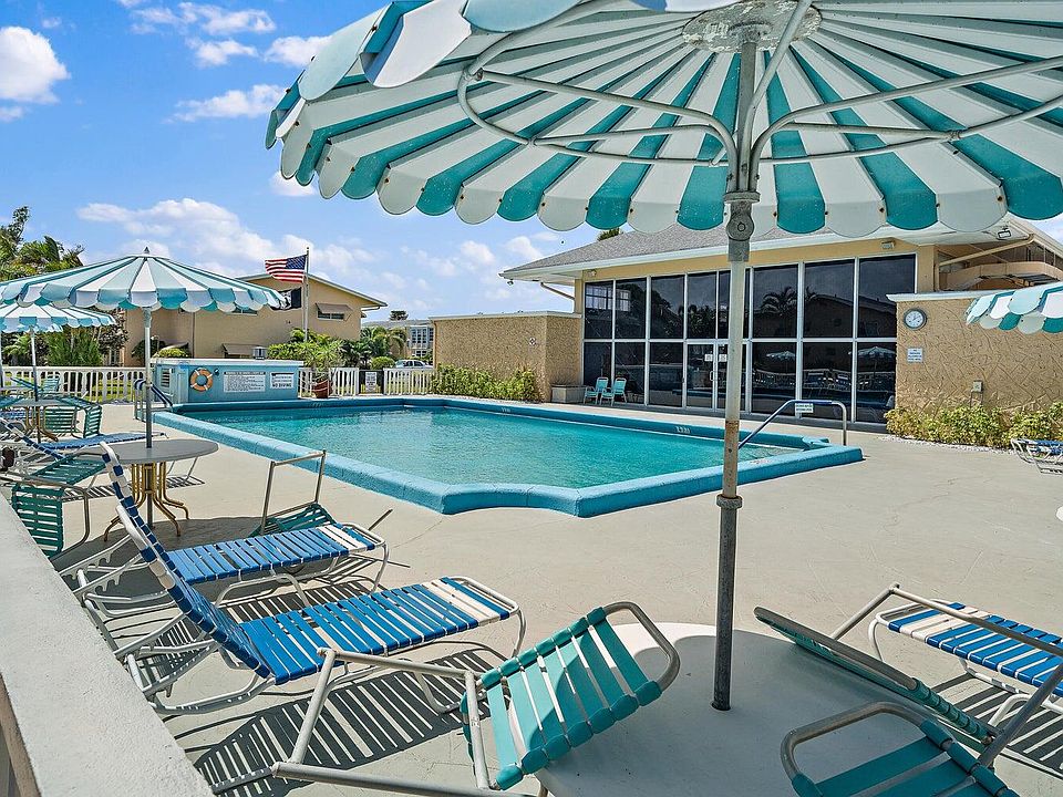 Pool & Clubhouse