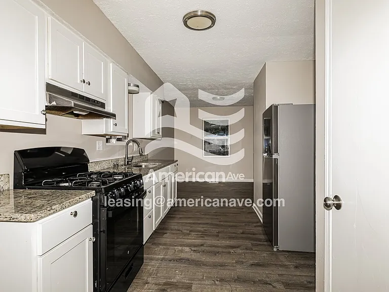 820334_008_kitchen_8.jpg