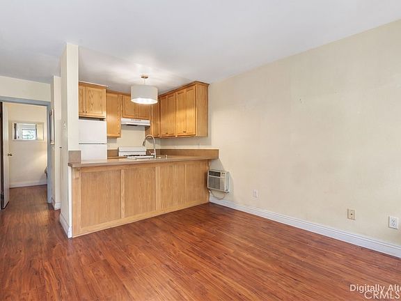 3rd image of 1062 Raymond Ave
