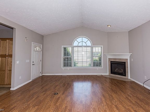 5th image of 126 Carriage Ct