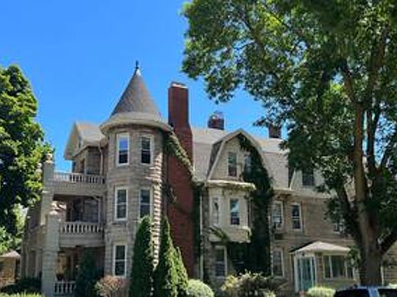 3rd image of 2105 E Kenwood Blvd #D