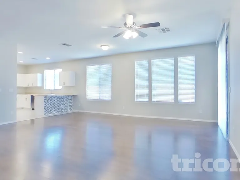 6608 S 45th Ln — Photo 3