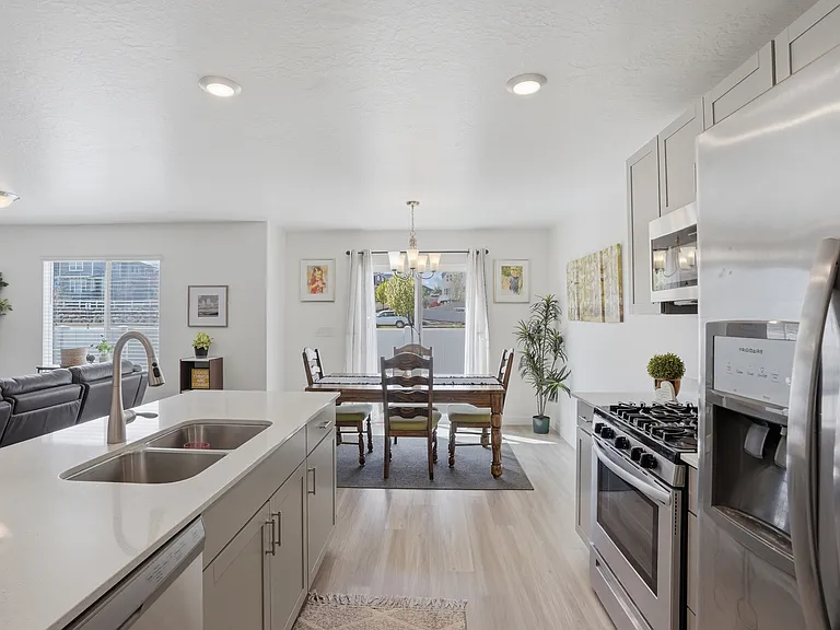 347 N Angus Dr — Photo 11