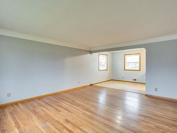 5th image of 33 Meadowgate Blvd