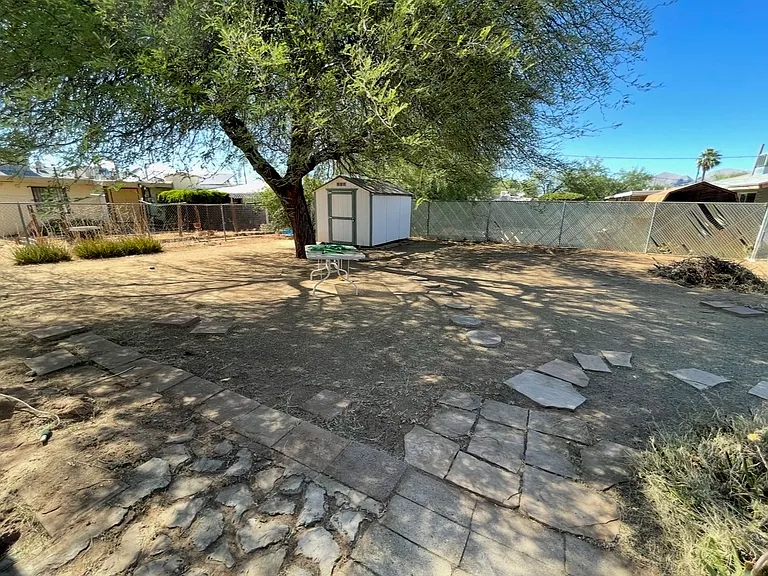 513 E Blacklidge Dr — Photo 2