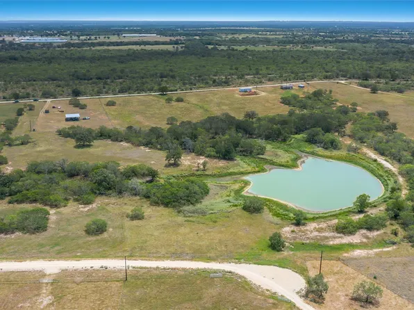 736 County Road 421, Waelder, TX 78959