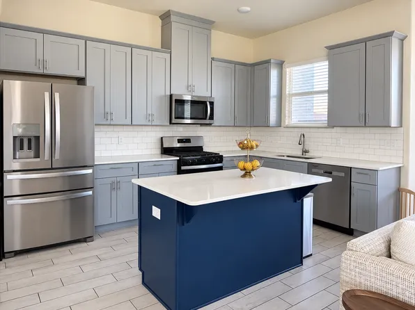 573 Hutchinson Ln, Lewisville, TX 75077