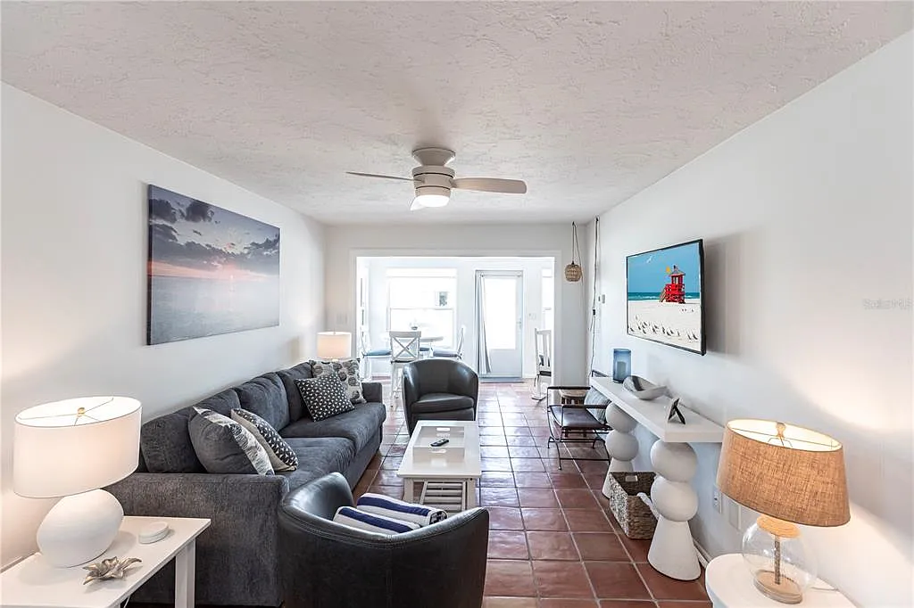 1 bed, 1.0 bath, 735 sqft, $7,470 — Photo 3