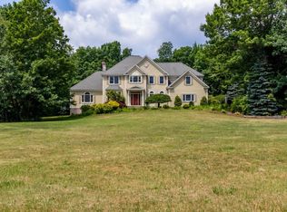 8 Locksley Rd, Windham, NH 03087