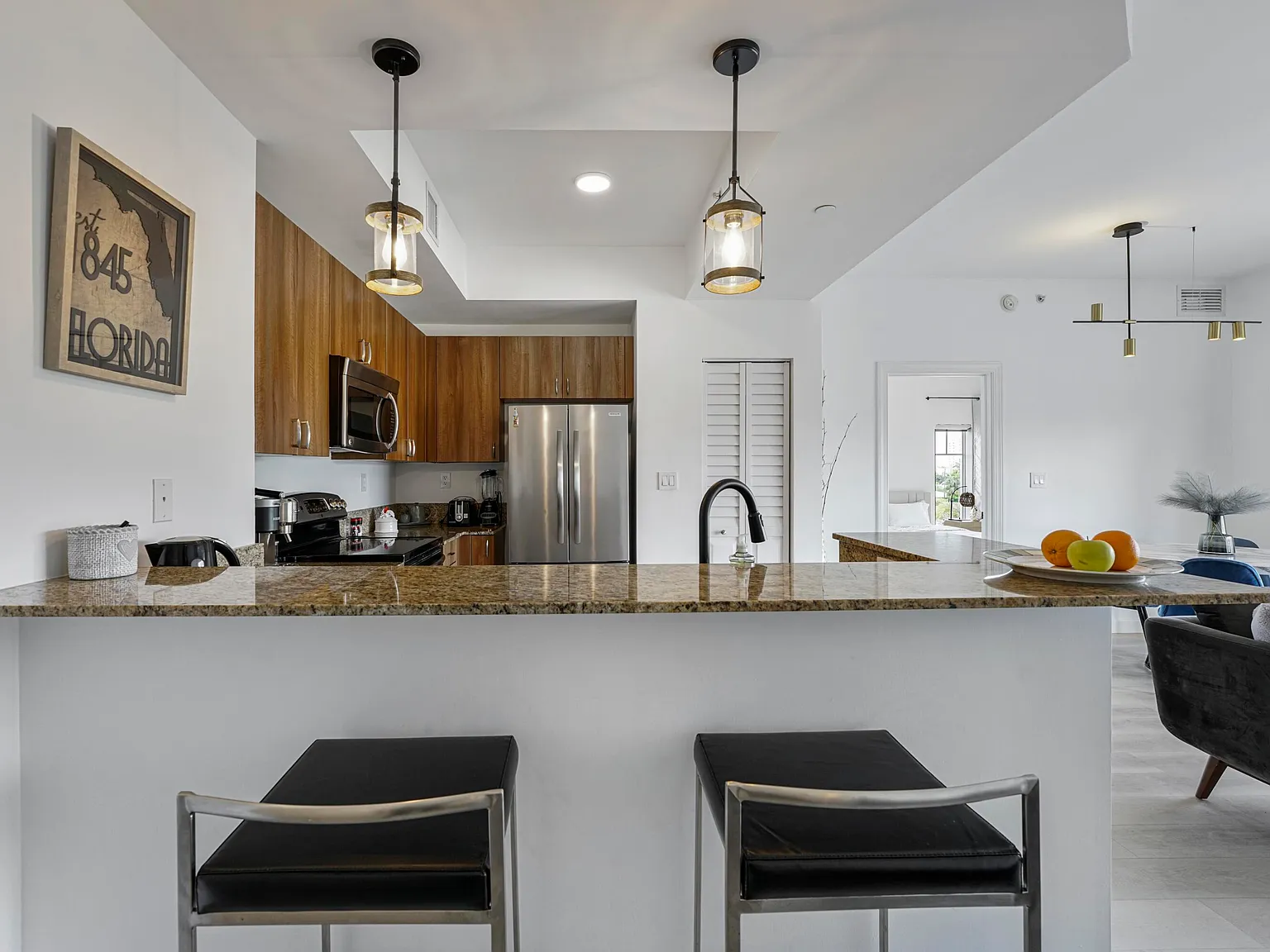 2 bed, 2.0 bath, 1001 sqft, $4,500 — Photo 3