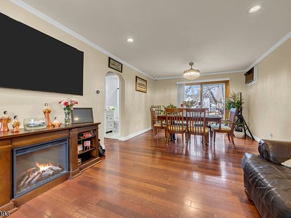 4th image of 321 Sherwood Rd