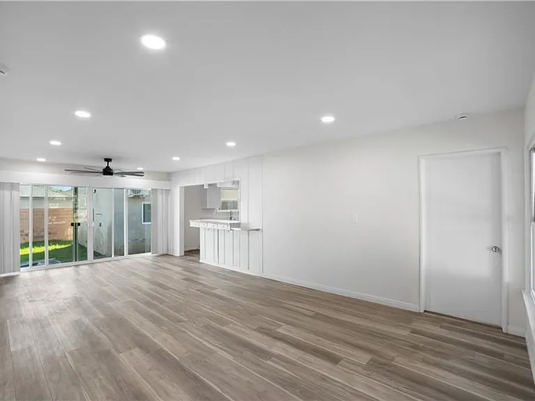 7400 Cozycroft Ave — Photo 5