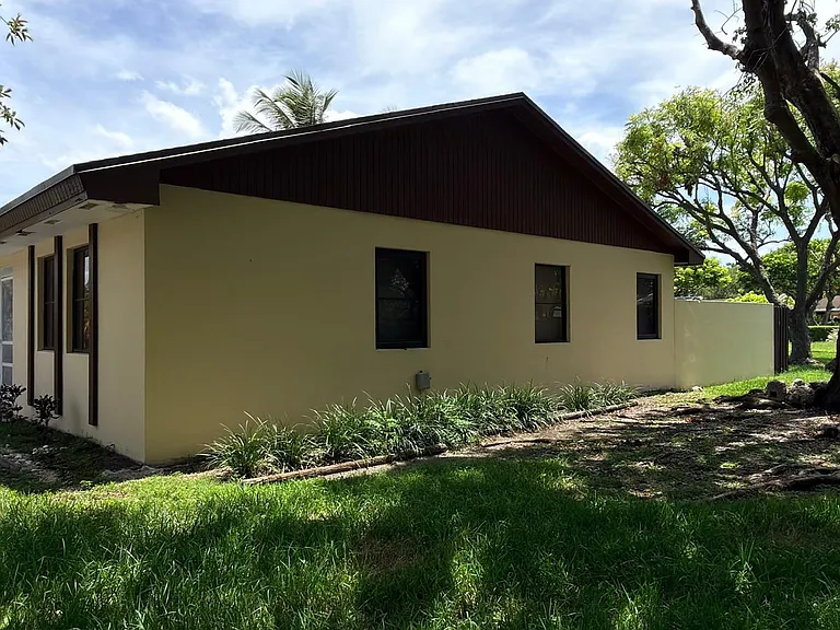 5302 SW 138th Pl — Photo 3
