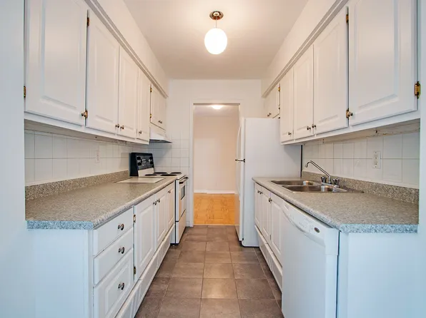 57-390 Woodsworth Rd #400, Toronto, ON M2L 2T6