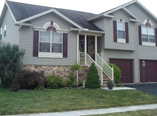 327 Fox Knoll Ct, Hanover, PA 17331