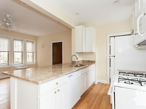 5th image of 4225 N Paulina St #3A