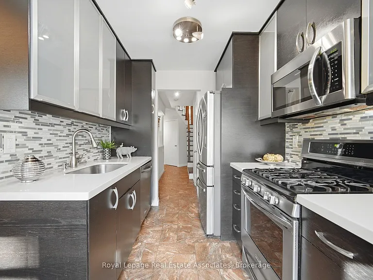 1308 Valerie Cres — Photo 11