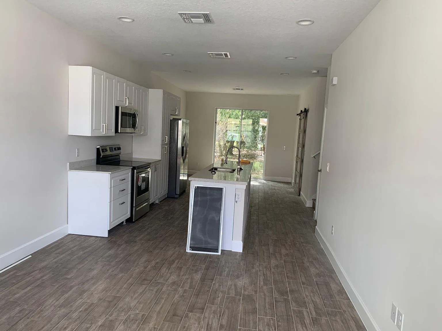 4 bed, 2.5 bath, 1650 sqft, $2,395 — Photo 3