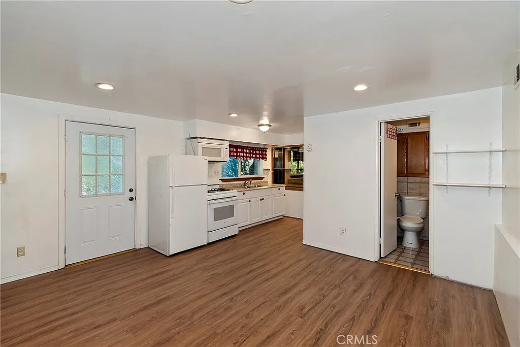 4 bed, 700 sqft, $800 — Photo 1