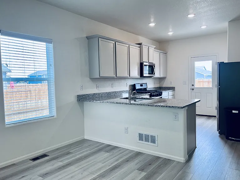370 Maple St — Photo 6