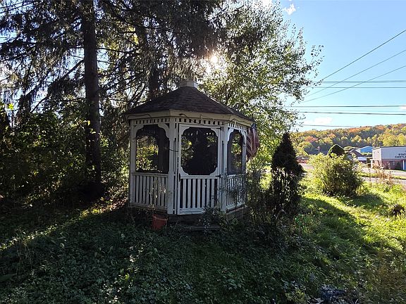 4th image of 1042 Castle Creek Rd