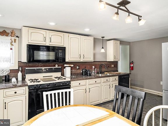 5th image of 22 Brainerd St