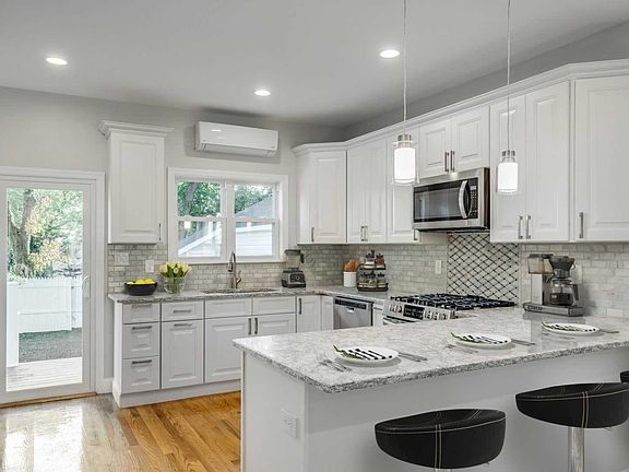 5th image of 231 Irving Pl