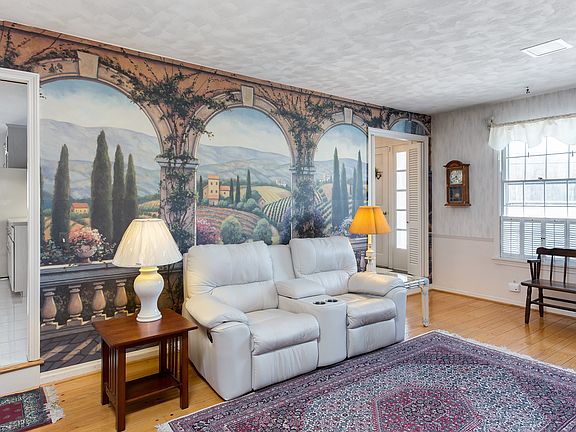 Family room w/fireplace 