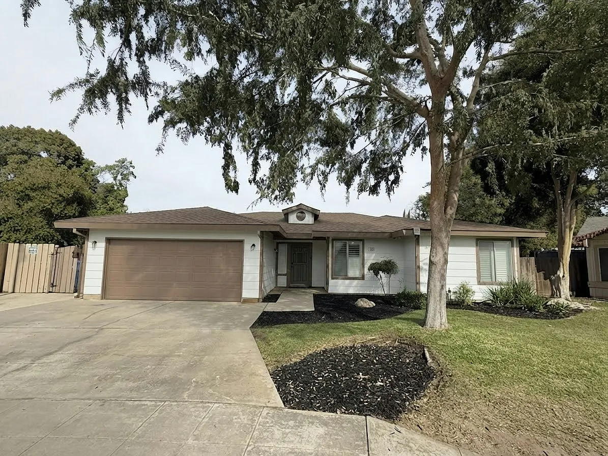 559 W Indianapolis Ave — Photo 1