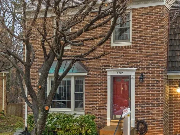 2285 Idylwood Station Ln, Falls Church, VA 22043