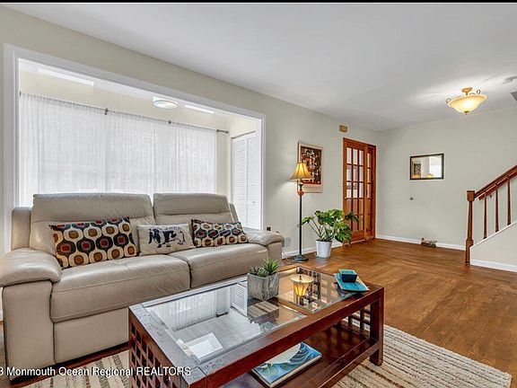 5th image of 722 Maple Ave