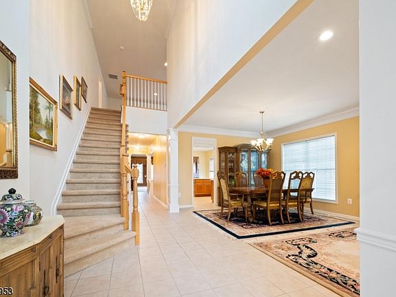 5th image of 716 Thistle Hill Ln