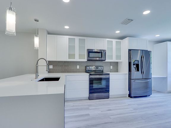 4th image of 15 Stratford Dr #D