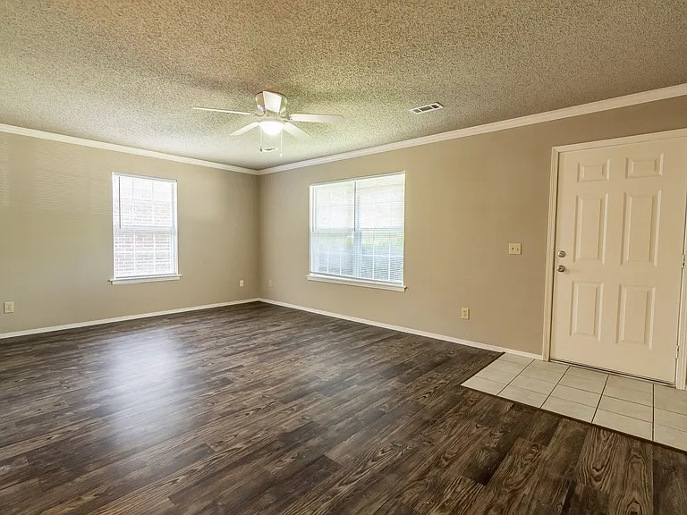 572 S Dockery Ln — Photo 2