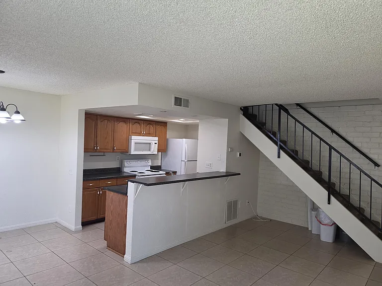 72721 Willow St — Photo 2